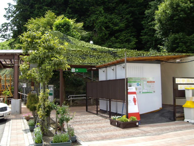 Construction of blindfold and sunshade for highway PA restroom facilities (1072)