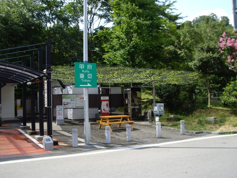 Construction of blindfold and sunshade for highway PA restroom facilities (1072)