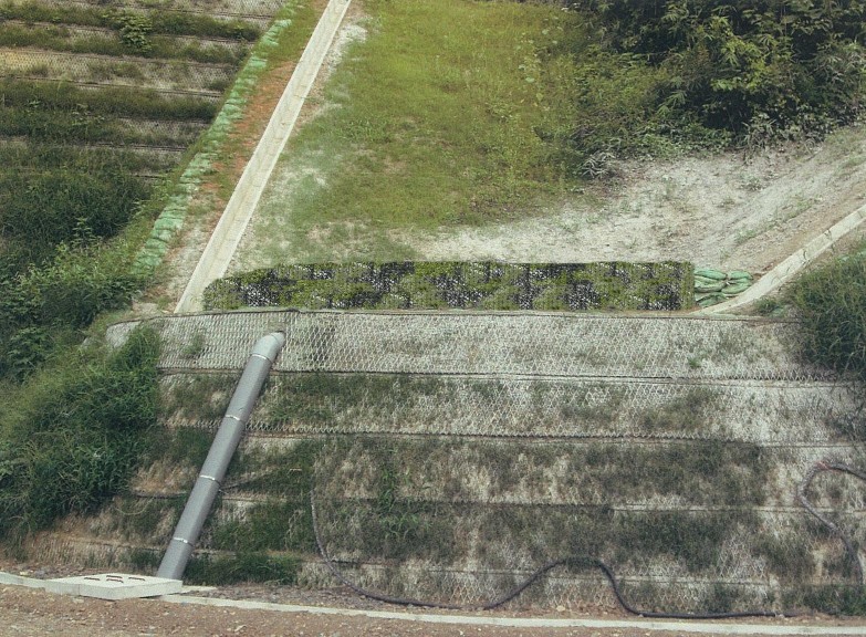 Masonry wall blindfold greening work near tunnel (1073)