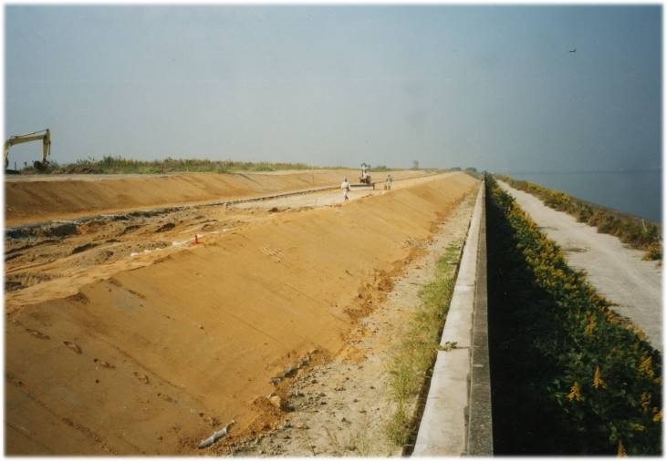 Osaka Prefecture High-standard river bank slope protection work (multinatural revetment greening) (1097)