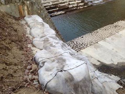 Gunma, Japan: Covering of earthbag outside of revetment floor construction (991)