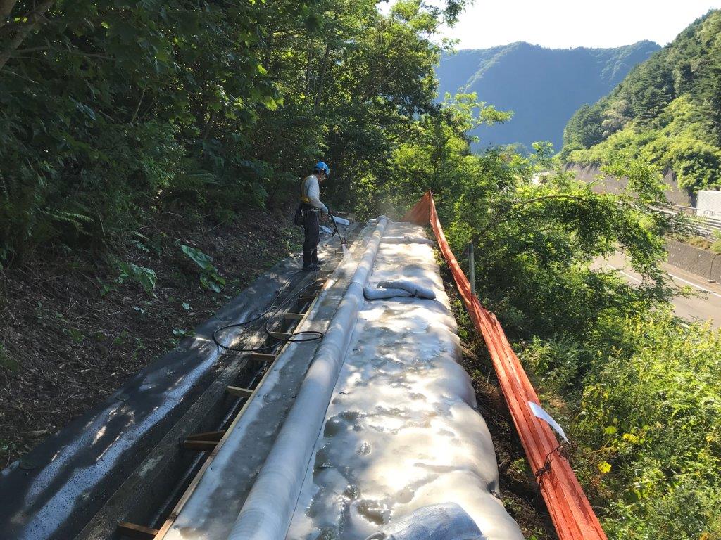 東北自動車道　十和田管内小段排水溝改良工事