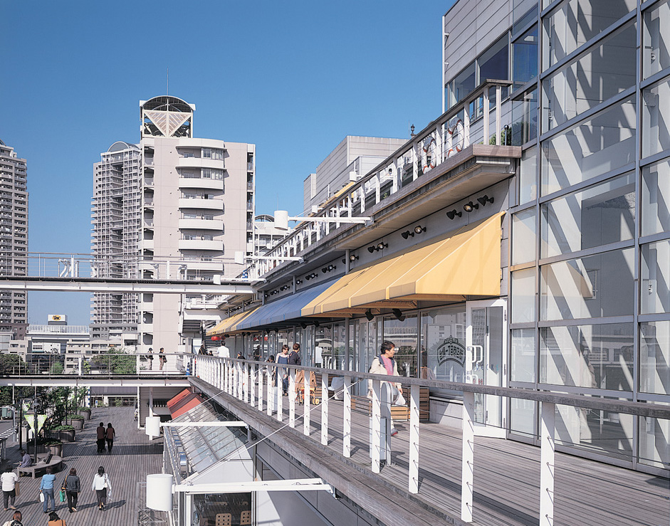 DECKS Tokyo Beach