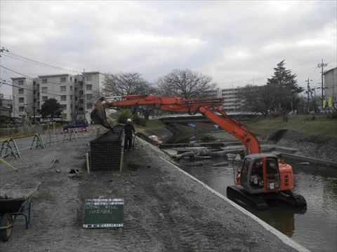 埼玉県　河川緊急治水対策暫定堤防嵩上げ工事(811)