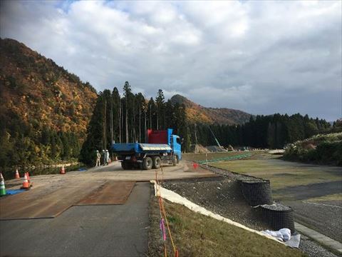 Temporary road construction for bridge substructure work in Niigata Prefecture (815)