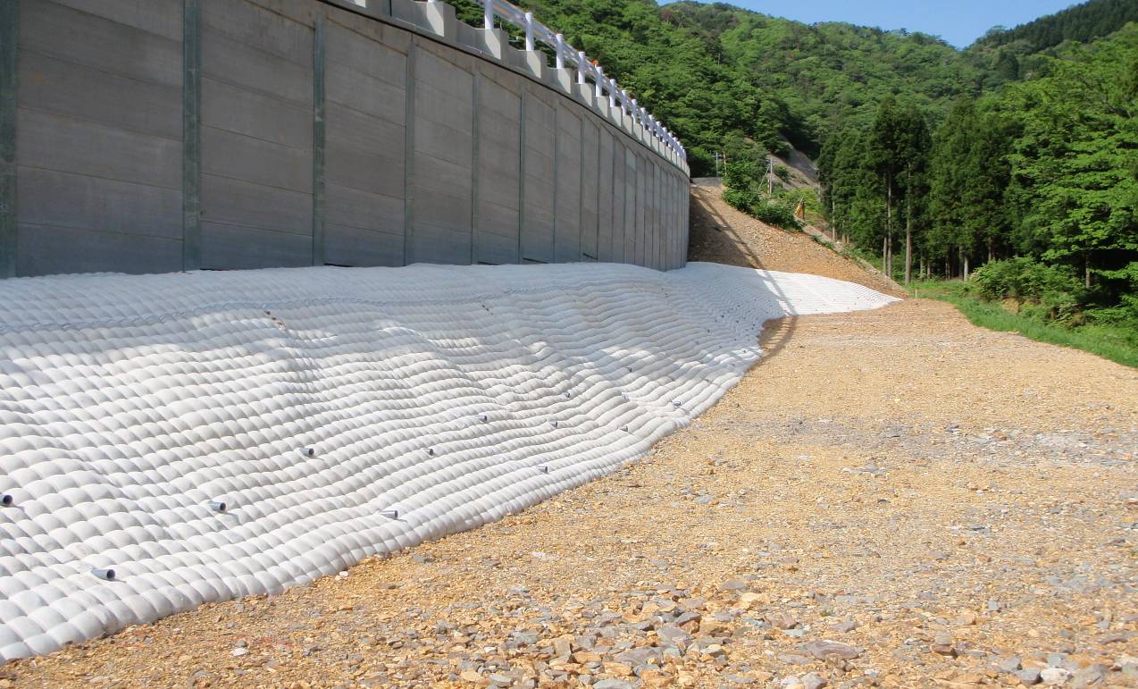 Preventing scouring due to road improvement work near a river, Fukui Prefecture (698)